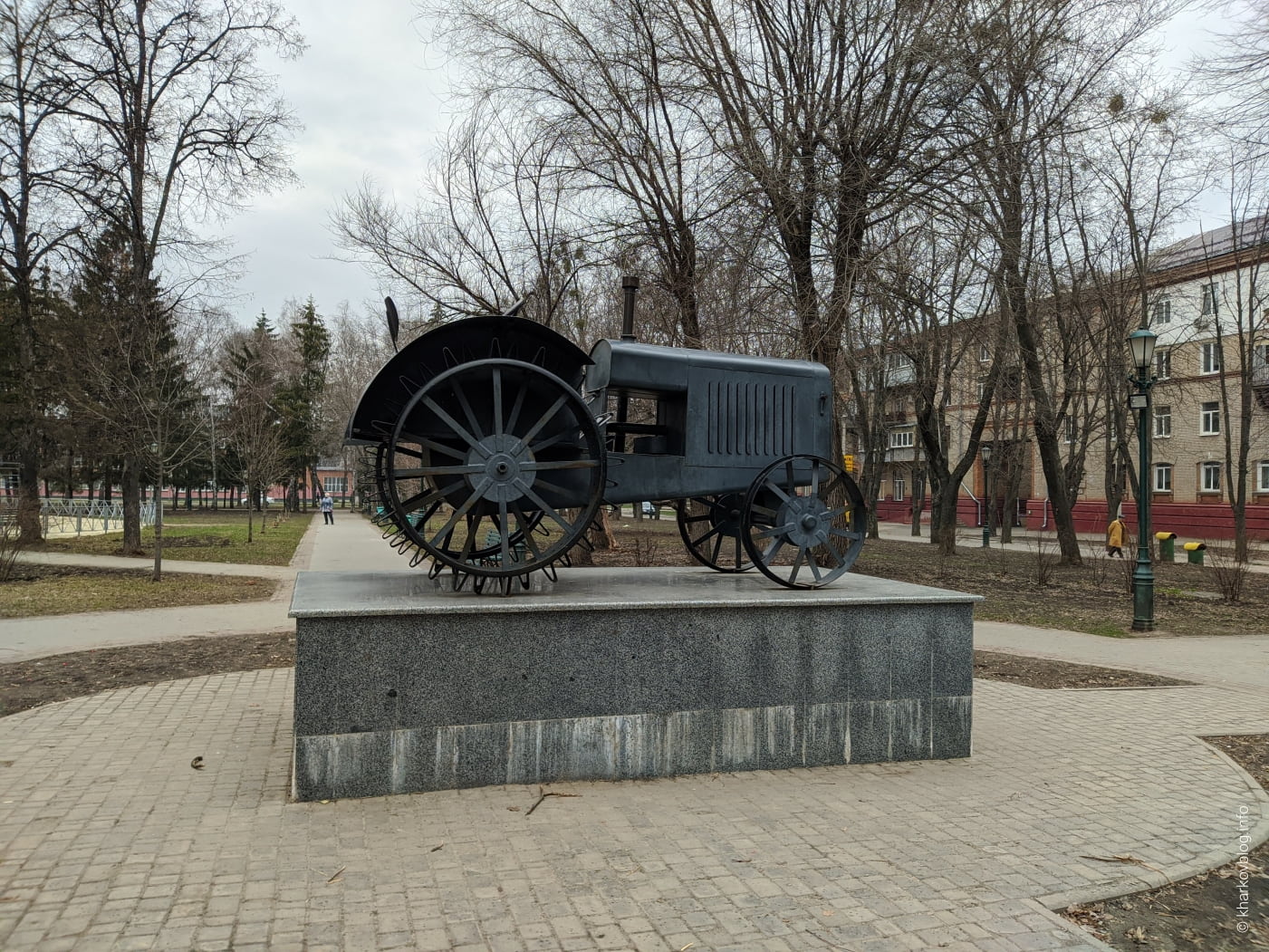 Парк-сквер ДК ХТЗ. Памятник первому трактору