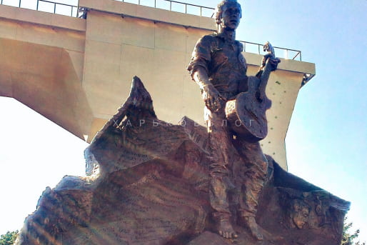 Памятник Шевченко обкладывают песком, чтоб сохранить