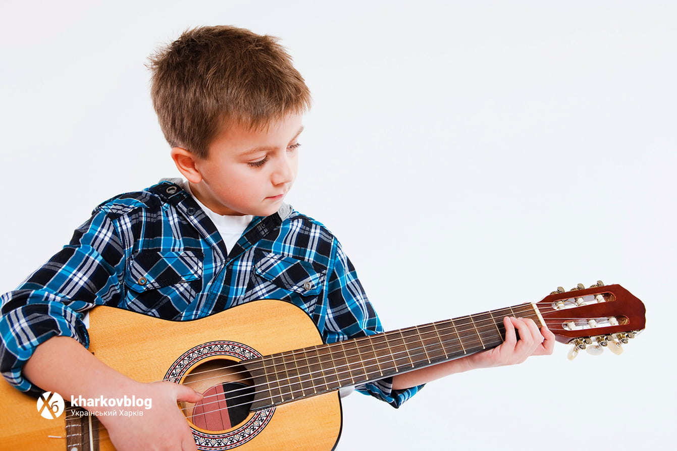 Как выбрать правильный размер гитары для ребенка